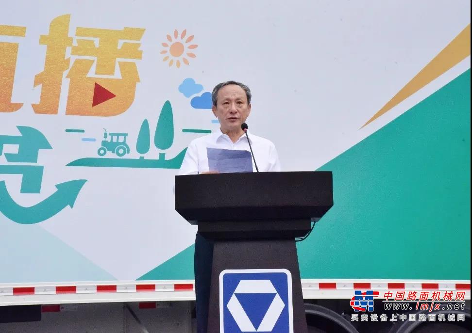 	7月25日，由中央广播电视总台财经节目中心主办的大型融媒体行动《走村直播看脱贫》从徐工启程出发，两辆经过特别定制、印有XCMG标识的直播“大篷车”，在现场嘉宾的目送下，缓缓驶出现场。