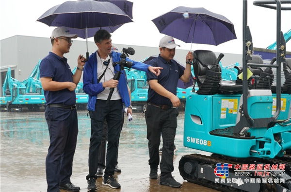 	山河智能SWSL系列越野剪叉式高空作业平台采用液压马达驱动，前轮转向，具有运行平稳，操作简便，承载能力大，维修保养便捷，安全保护功能齐全，越野性能强等特点。新下线的产品现已出口欧美多个国家。