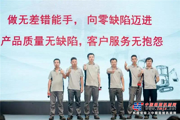 	在产品性能方面，E17Z与E20Z均采用零回尾设计，动臂侧摆角度（左侧80度、右侧60度），动力系统和液压系统均采用了10.4KW 久保田发动机和双通道柱塞泵+齿轮泵的液压控制方式，液压总流量可以达到41.3L/min，拥有卓越的破碎能力。