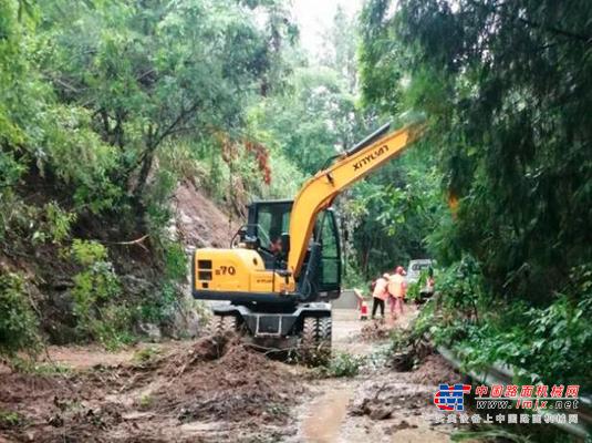 公路养护工人默默坚守防汛抢险只为道路畅通