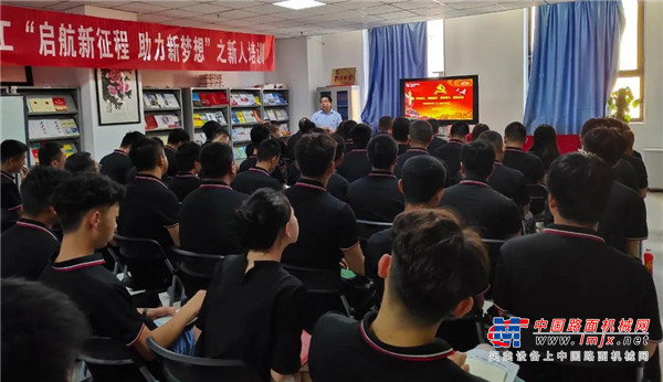 同时，举办了2020年新入职员工欢迎会暨三季度员工生日会，点燃蜡烛，公司总经理廖荣国、党支部书记为大家送上祝福，一起分享快乐与喜悦，此刻充满了欢声笑语，伴随大家度过一个难忘的迎新会和生日会!