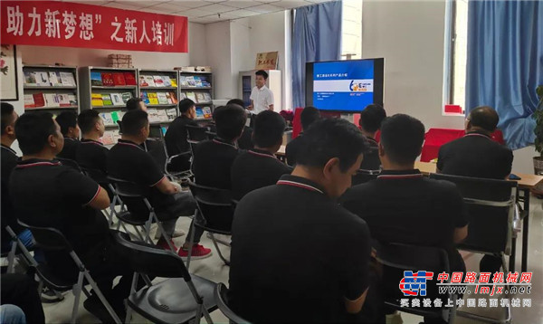 重点学习，专业护航。俗话说“授人以鱼，不如授人以渔”。培训课程在党支部书记葛会勇激情洋溢的企业文化内涵讲解中拉开序幕，期间融合了安全思想教育课程；相关部门负责人就产品知识、服务维修等相关内容进行培训，使新员工进一步了解柳工集团、甘肃瑞远的发展状况，了解产品内容和服务技能，建议新员工在今后的工作中注意细节，勇于挑战，敢于担当，努力实现人生价值。