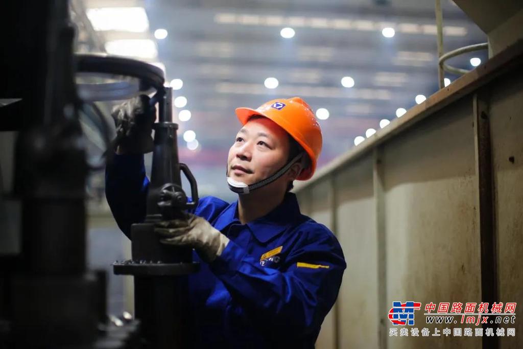	此次“本质安全常青树企业创建三年行动”与“全员本质健康工程”理念和精髓一脉相承，彰显鲜明徐工特色，契合新时代高质量发展要求，注重持续提升员工获得感、安全感、幸福感，推动全价值链“本质安全”意识和能力提升。
