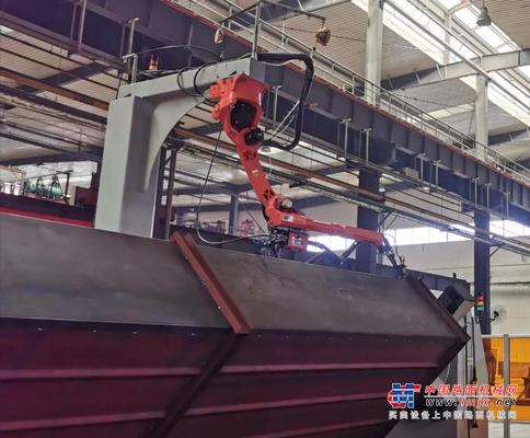 西筑公司自动化焊接机器人正式投入使用