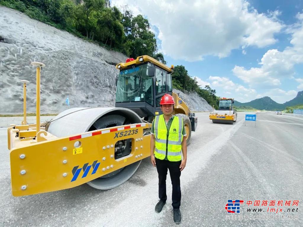 	新柳南高速是广西省重点规划的道路之一，建成后将成为柳州和南宁之间的第二条高速公路通道，为了保障高标准、高质量施工，广西路桥和徐工共同携手，在新柳南高速应用徐工无人机群进行摊铺压实。