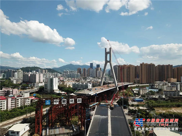 “加上主桥范围是喀斯特岩溶地貌，主桥桩基成桩建设要克服溶洞层数多、溶腔面积大、岩石强度高等三大难关，如此复杂的地质情况，在国内乃至世界桥梁施工史上均属罕见。”因此，项目最终采用钢箱梁斜拉桥二次转体施工（独塔单转和塔梁共转）。