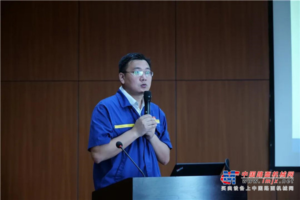 会上，各平台负责人对下半年的市场形势，产品特点、区域政策以及改革后的战区管理等进行了宣贯和讲解。为明确责任，韩总就下半年的区域销售指标分别同各产品平台负责人、各战区总监、品系经理签订了责任状，并鼓励全体营销将士和“三商”团队成员快速适应改革后的新模式，在区域市场抓好机遇、寻求突破、再创佳绩。