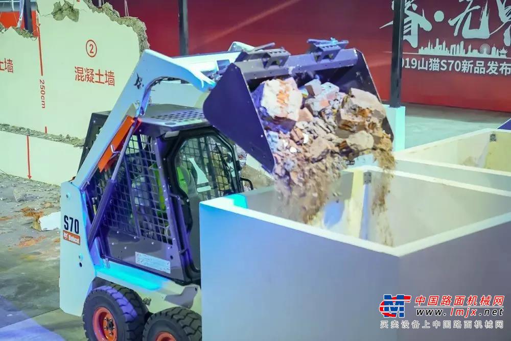 	如果以为轻量级的S70只会干轻活，那可小看它啦。S70额定工作载荷362kg，倾翻载荷724kg，17.5kW的久保田发动机，可提供62.8N·m的最大扭矩。如此强大的动力支持，在养殖场清运粪便、搬运饲料还不是手到擒来？