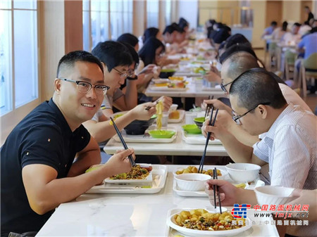 	另一方面，公司向全体员工及海外员工发出倡议，充分调动和发挥员工们的积极性、主动性和创造性，并安排各支部书记及专人开展收餐台和打餐台巡视，严格监督落实“厉行节约、反对浪费”，在公司内形成节约为荣、浪费可耻、珍爱粮食的良好氛围。
