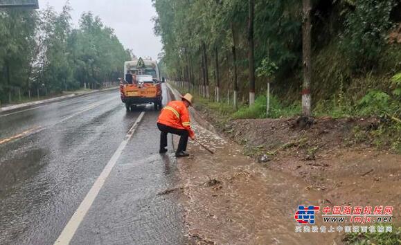 甘肅：莊浪公路段加強雨中巡查力度 築牢道路“安全堡壘”