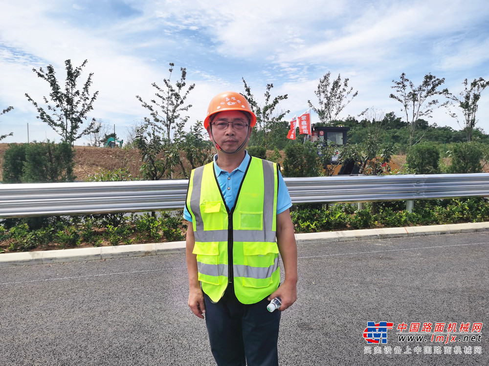 	本次参与溧高高速公路施工的三一高端智能黑色路面成套摊铺压实设备全部采用的是三一C8产品，其具有代表性的三一黄为溧高高速的施工注入了别样的风景。施工现场，两台三一12米大宽度C8摊铺机SAP120C-8并行摊铺，2台30吨SPR300C-8轮胎压路机、5台13吨STR130C-8双钢轮压路机紧随其后，来回压实摊铺平整好的路面，场面蔚为壮观，现场气氛异常热烈。