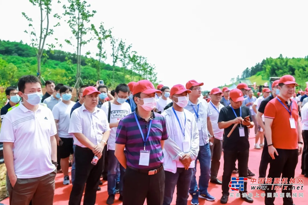 	作为江苏省规划“五纵九横五联”高速公路网主骨架之“横八”高淳至太仓高速公路的重要组成部分，溧高高速是连接高淳至苏南乃至上海的首条快速通道，对完善长三角地区高速路网、加强苏南地区的经济联系、促进沿线经济发展等都具有重要意义。无论是在行业地位，还是在施工标准上，溧高高速的施工都影响着中国路机行业的发展。