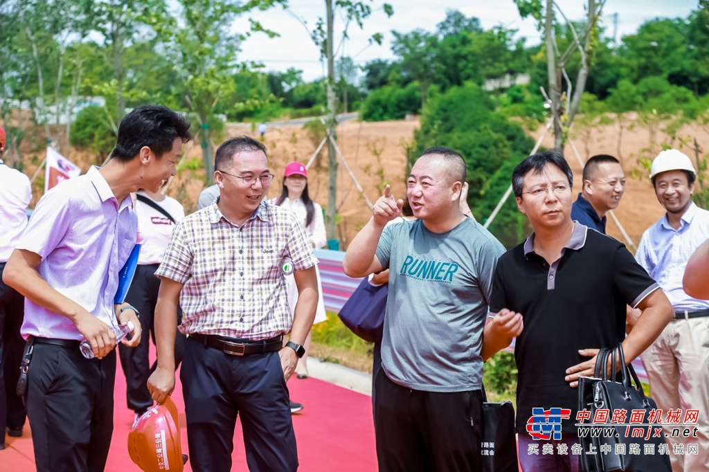 三一高端黑色路面成套摊铺压实设备首秀溧高高速施工