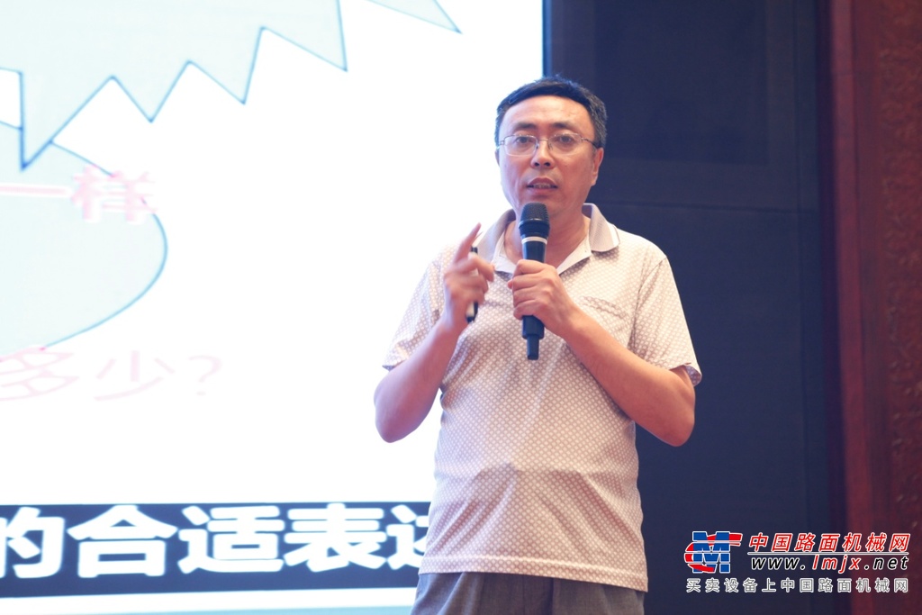 三一路机总经理肖正文与施工方领导互动交流