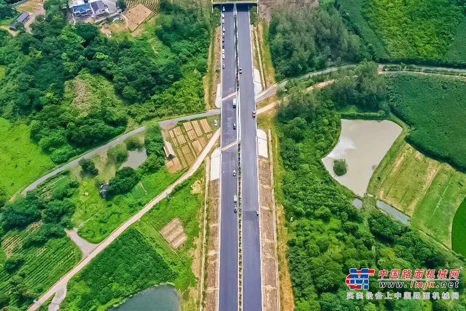 三一压路机在溧高高速施工现场