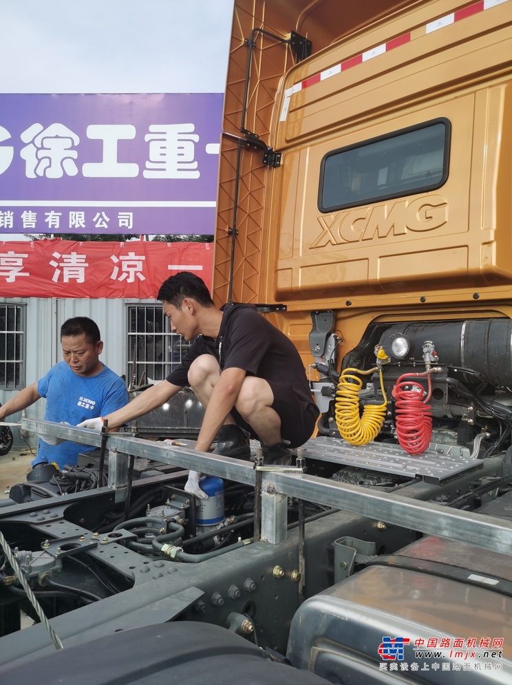 听到这个倡议后，新娘和丈母娘都觉得非常有新意，这个“私人订制”的婚车队不一定是最贵的，但一定够排面！够霸气！够吸引人！同事们也表示将全力支持婚礼的筹备工作，并精心用婚车为新人们送上了“特别的祝福”。