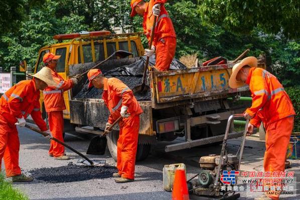 杭州：公路养护工 烈日保畅通