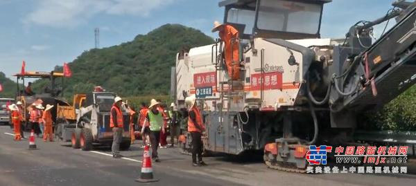 九江高速公路养护工：与高温“共舞” 力保道路畅通