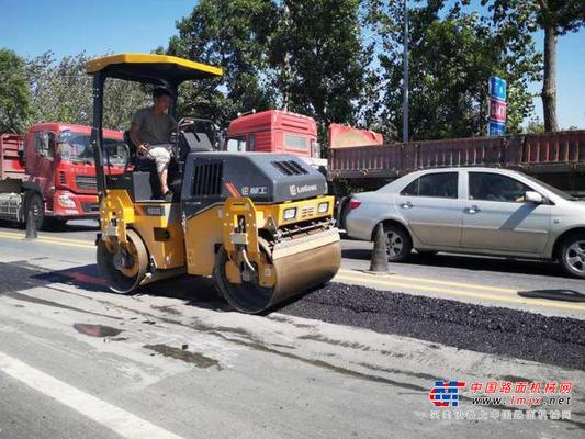 敬烈日下的劳动者应城公路养护工：不畏骄阳热浪，只为路净心畅