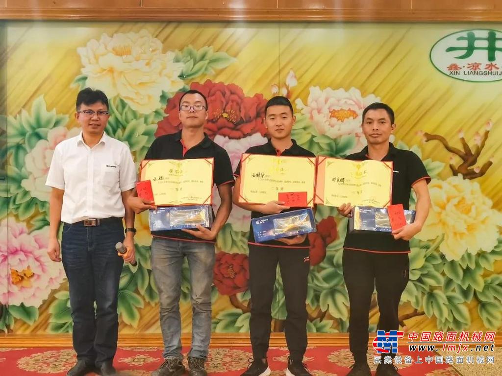 维修技能比拼现场，选手们对比着图纸，拿上维修工具在挖掘机上检测诊断，把裁判员预设好的一个个液压、电器和发动机系统故障逐一的排查修复。设备故障固然能千姿百态，但却难不倒我们的优秀服务工程师团队；多人的技术骨干，多次的技能培训，多年的实战经验，造就了这样一群“金牌服务商”团队，面对困难，他们有着迎难而上的勇气！