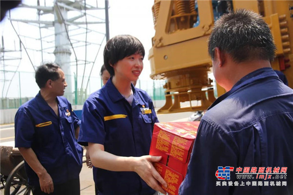 	不惧高温酷暑	始终坚守专注	用劳动抒写着奋斗篇章	用汗水浇灌出崭新收获	向奋战在一线的基础人致敬