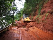 彭山区养路段应急保畅人员清理垮塌路面