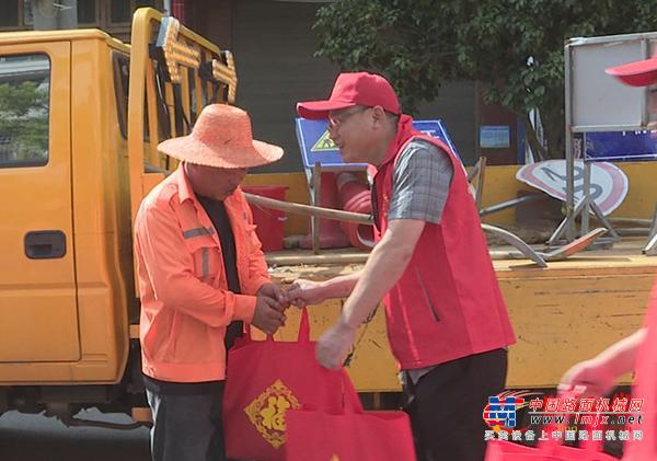 酷暑“送清凉” 茶陵县交通事务中心慰问一线道路养护人员