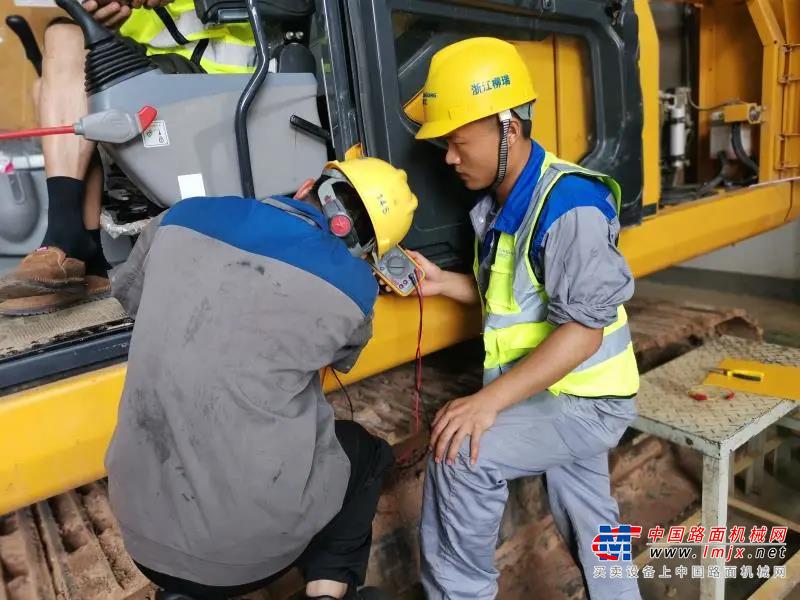 技能竞赛主要分理论知识测评和实操考核，首先进行的是理论测试，服务人员通过发布的理论测试二维码进行初选测评，最终选拔出来的前三名参加了实操考核。