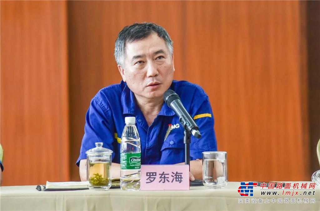 徐工集团副总经理、事业部党委书记、总经理罗东海为过半优秀单位发放现金重奖