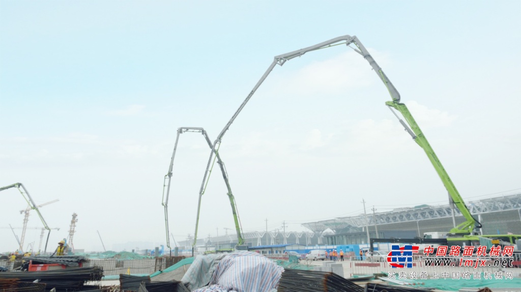 壯觀！中聯重科淩雲係列67米泵車助力國家會展中心建設