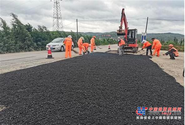 静宁公路段掀起油路修补大干热潮