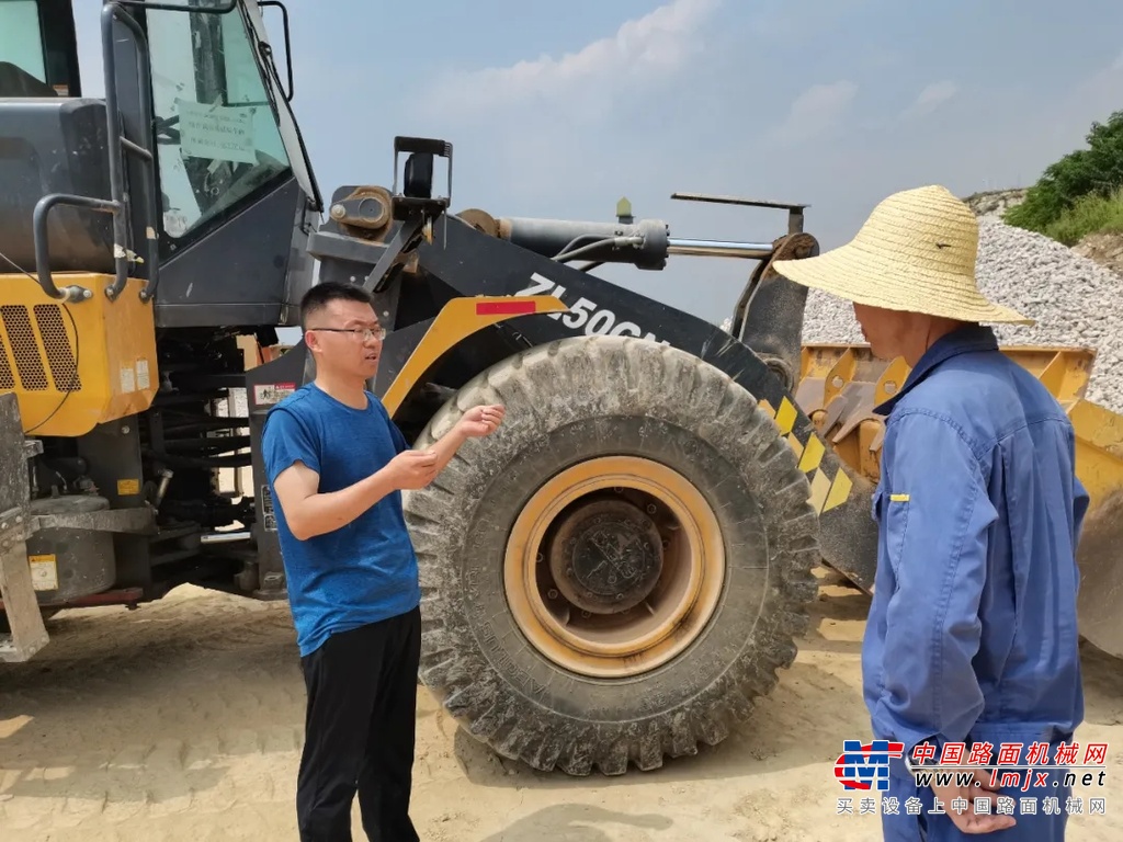 	在辽宁某大型港口，冬季最低气温接近零下35℃，数台配置定变量系统的徐工装载机正在紧张地装卸铁矿石、铁精粉等具有“杀伤力”的重载物料。为深入了解市场，调研客户需求，研发团队冒着严寒赶赴当地办事处，又驱车近百公里赶往港口。