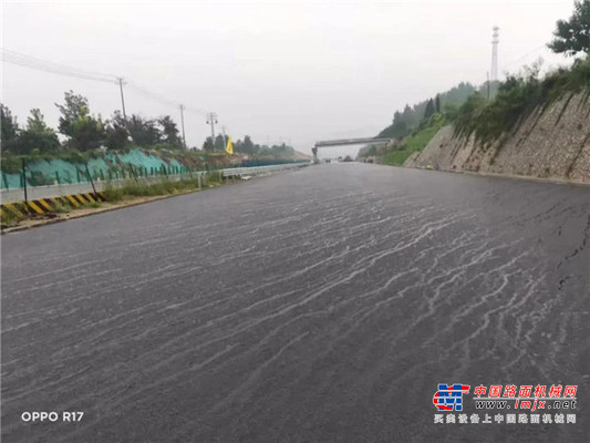 中大机械雨后京沪四改八路面抗离析摊铺效果