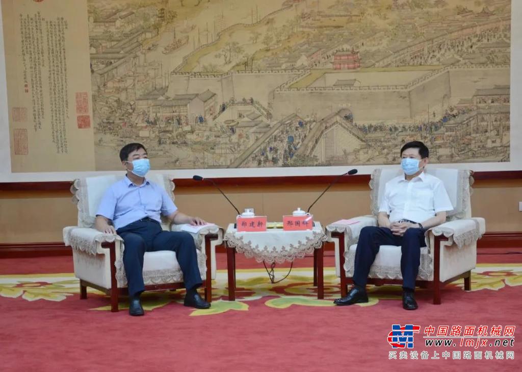 	河北省工信厅厅长、党组书记龚晓峰表示————	“	“近年来，河北省大气质量实现明显改善，这是我们认真落实中央和省委决策部署，深化供给侧结构性改革，加快新旧动能转换，推动产业结构、能源结构和交通运输结构优化的结果。徐工汽车制造有限公司，秦欧控股集团和河北跃迪集团的强强联合，将为石家庄乃至河北省汽车工业转型发展增添了强劲动力。省工信厅将全力支持项目落地，帮助企业解决实际困难，推动企业做大做强。”