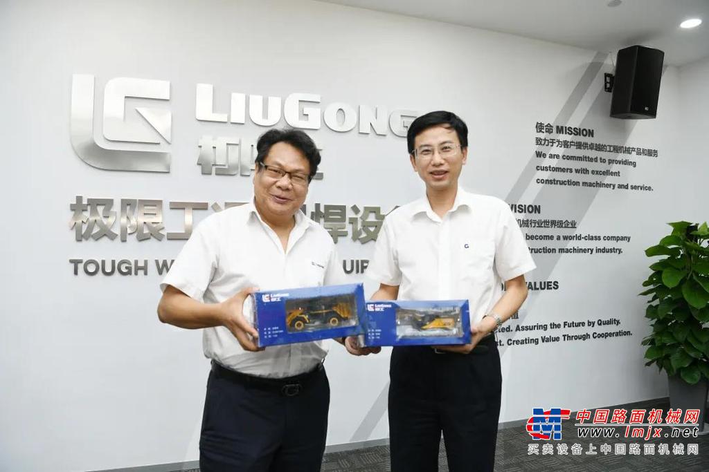 俞传芬表示，今年1-8月，柳工集团整体经营稳定向好，尽管海外疫情依然严峻，但柳工海外发运量仍保持良性发展态势。他还说，柳工与北部湾港务集团合作空间广阔，希望能在原有合作基础上，创新发展思维、畅通信息渠道，进一步深入开展多项目合作。
