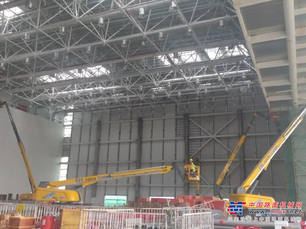珠海机场改扩建工程与珠海航展中心配套服务项目相辅相成，作为项目高层施工的施工主力。“徐工金“在施工中大放异彩，争分夺秒完成作业任务，切实助力项目工程建设。