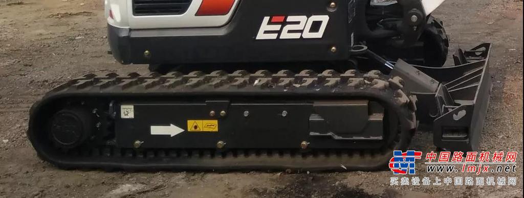山猫S70整机尺寸1925×901×1814mm，额定功率17.5kW，额定载荷362kg。小巧的身材再加上原地转向的特点，在那些大型机器难以进入的极限工况中，能够发挥巨大的作用。