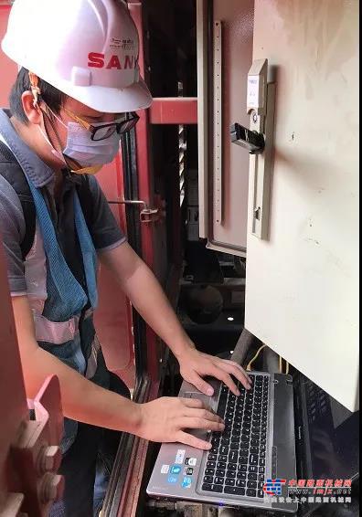 	6:30 AM	天还灰蒙蒙，位于新加坡的服务工程师郑峰已经在街边小摊匆匆吃完早餐，开始了平凡又忙碌的一天。今天的任务是赶往新加坡东部的T301工地，为3台设备升级T-BOX并对一台SCC900A进行力限器校准。