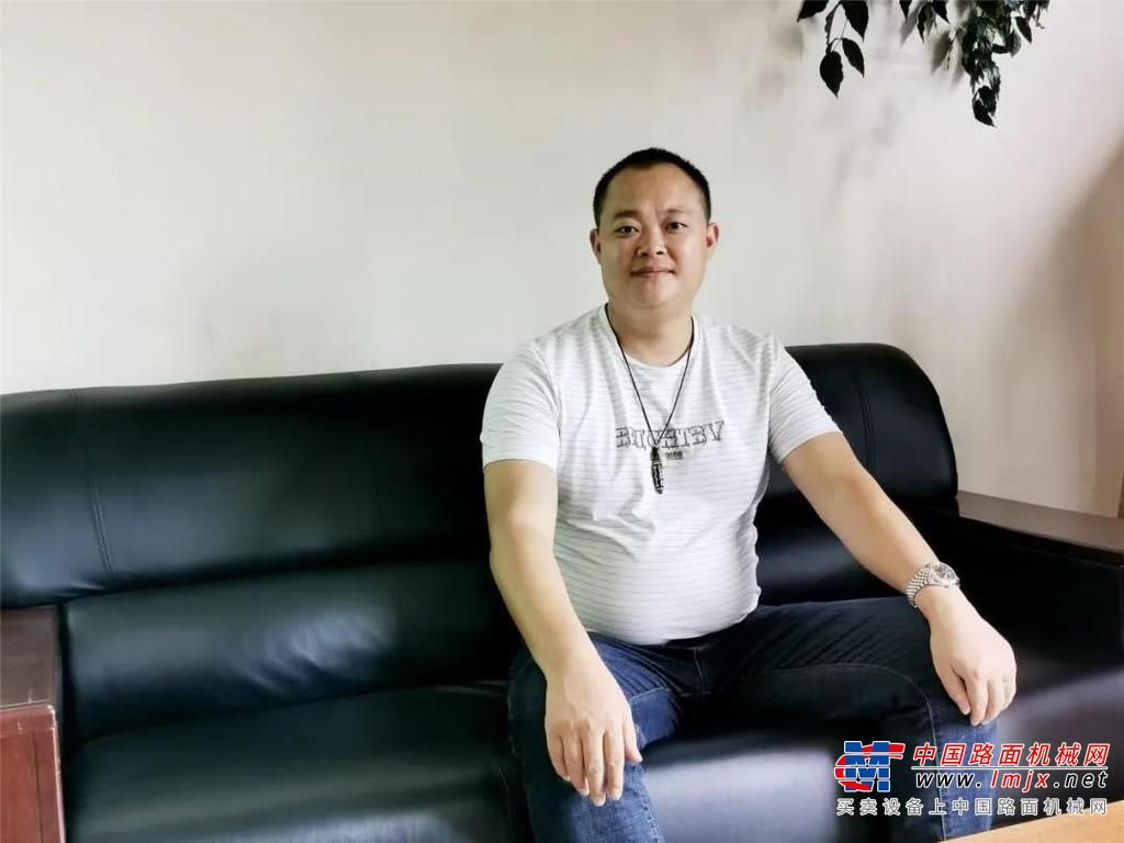 	见到马总已经是第二天临近中午，他一身便装，两眼有些发红。他微笑着用略带歉意的语气告诉我们，“昨晚在工地上干了个通宵，所以上午来晚了。”红塔东路改扩建工程是昆明市委主要领导督办的重点形象工程，有7台三一成套路面设备参与施工，经过连续一个多月的紧张施工，8月5日已完成一个标段的施工任务，剩余的工程将在8月底前全面完工。