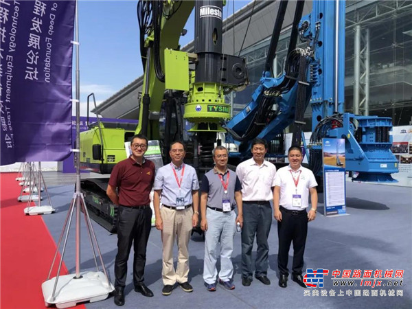 此次展出受到来自中国工程机械工业协会桩工机械分会秘书长黄志明先生和中国工程机械学会桩工机械分会秘书长郭传新先生的关注及问询，鼓励泰信专注于小型旋挖钻机的发展以及挖掘机改装旋挖钻机进一步深入研究。同时中国建筑科学研究院地基基础研究所高文生所长和《基础工程》杂志社社长孙金山也一同到泰信机械展位进行指导。