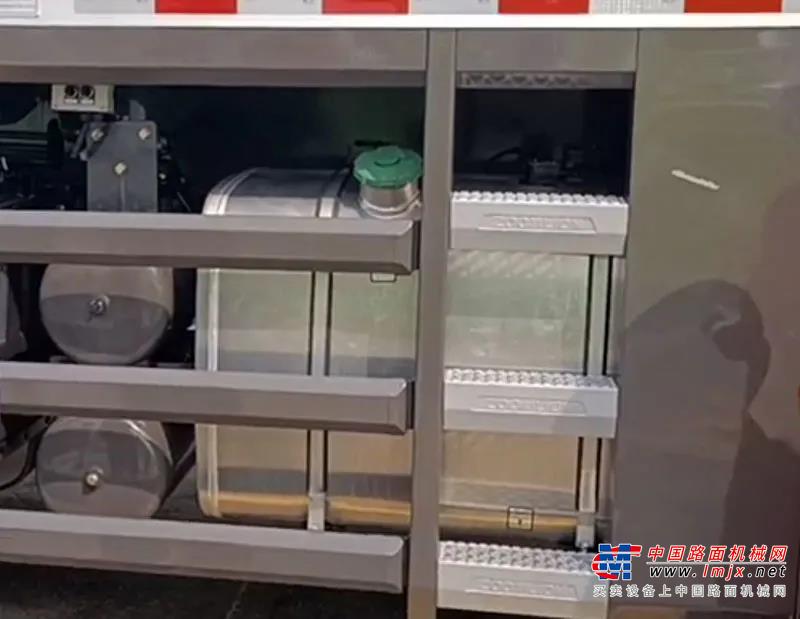 	ZTC800E653起重机拥有轿车级豪华驾驶室，车内配有气悬浮座椅，提高驾乘舒适性。驾驶室内部空间较大、视野开阔，采用人性化的设计理念。该设备的上下车均配有冷暖空调，让驾驶员工作更加舒适。