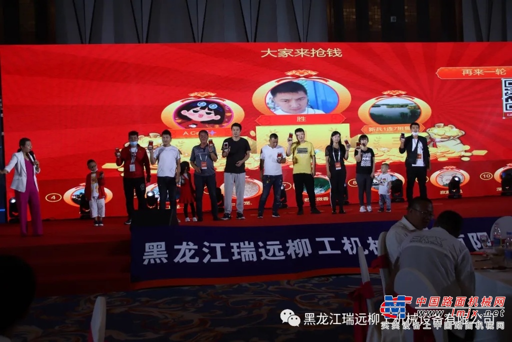 主持人为试驾嘉宾送上礼品并问及试驾感受时，嘉宾兴奋的说到：“这次在柳工的展会上，不但可以直接亲身试驾，还有礼品赠送，让我们能亲身体验驾驶的感受、操控感受设备的各种功能和性能”嘉宾还呼吁主办方能够多举办这样的试驾活动。