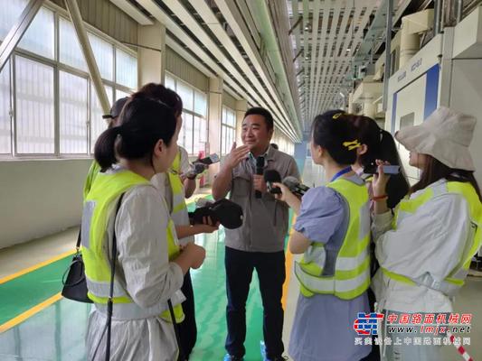 “创新引领 皖美智造”大型融媒记者团走进华菱星马采访