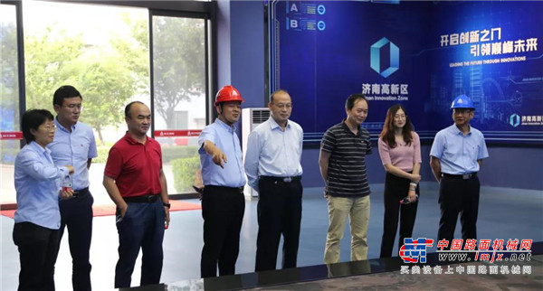 中国工程机械工业协会会长助理吴培国一行莅临临工重机参观交流