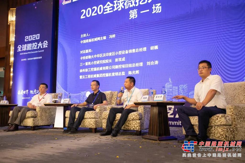 操作人员驾驶微挖，精确对准乒乓球边缘，迅速铲起，短短2分钟便将沙盘中的5个乒乓球顺利投入直径12厘米的圆筒内，整个操作行云流水，没有丝毫误差。妙趣横生的表演之后，在场客户也对微挖的稳定性和微动性大为赞叹，纷纷报名参与挑战，感受徐工微挖的良好操纵性能。