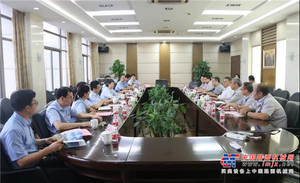 宝钢股份副总经理胡玉良一行到华菱星马商务交流