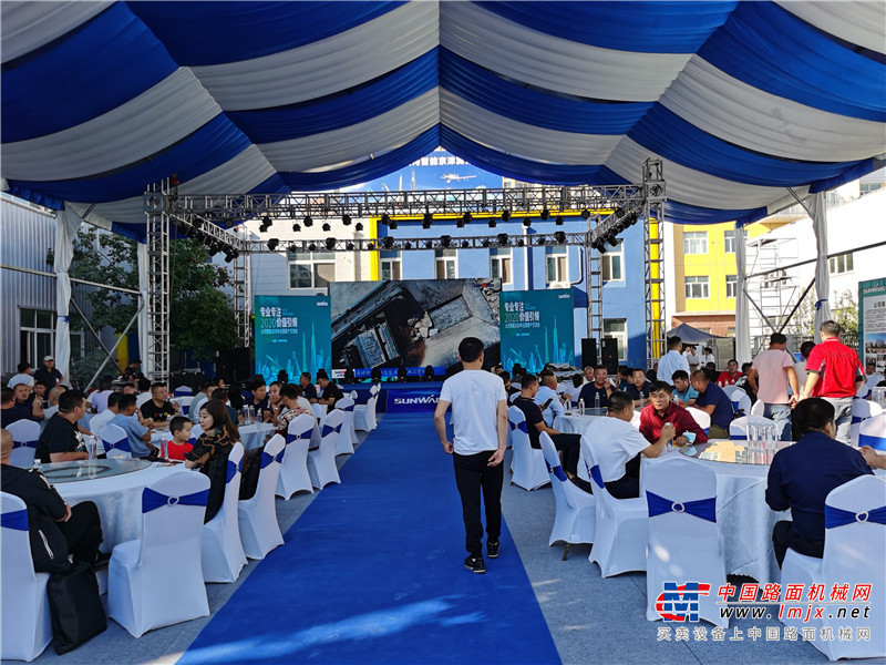 【中国路面机械网 现场报道】9月20日，以“专业专注 价值引领”为主题的2020年山河智能北京客户答谢交流会在位于河北燕郊的山河智能京津冀保障中心隆重召开。中国工程机械工业协会桩工基础分会秘书长郭传新、山河智能装备集团副总裁朱建新、龙居才、山河智能装备集团总经理朱振新、河北基石液压传动设备有限公司董事事长申金民、总经理李庆华、黄鼎强，山河智能装备集团副总经理、营销公司总经理刘浪波等协会和企业领导，与来自京津冀地区众多业内标杆客户近两百余人参加会议，充分显示了山河智能在京津冀市场强大的影响力和知名度。