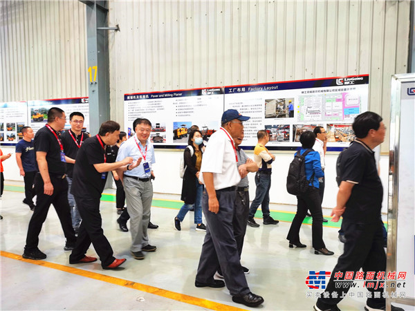柳工集团党委副书记、工会主席李于宁为获奖员工颁奖