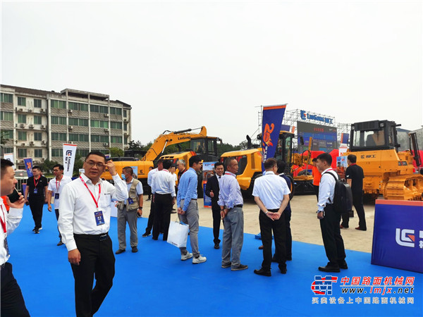 	柳工路机20年来，始终以合作共赢的理念，与全球客户、代理商、供应商、合作方和相关方利益与共，风雨同舟、携手同行。上海柴油机股份有限公司、丹佛斯动力系统贸易（上海）有限公司、江苏奔宇车身制造有限公司、合肥长源液压股份有限公司等12家供应商颁发卓越合作成就奖。