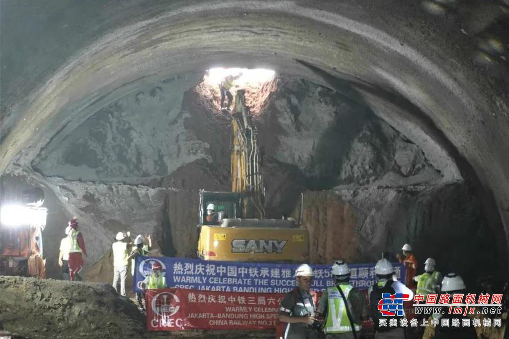	項目是中國高鐵全系統、全要素、全生產鏈走出國門的“第一單”，也是中印尼兩國共建“一帶一路”的重要標志性項目。
